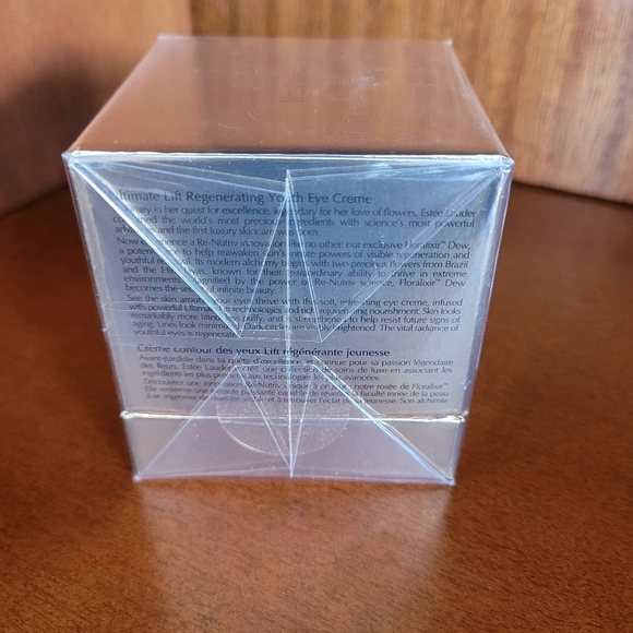 Re-Nutriv Ultimate Lift Eye Creme - Picture 2 of 3